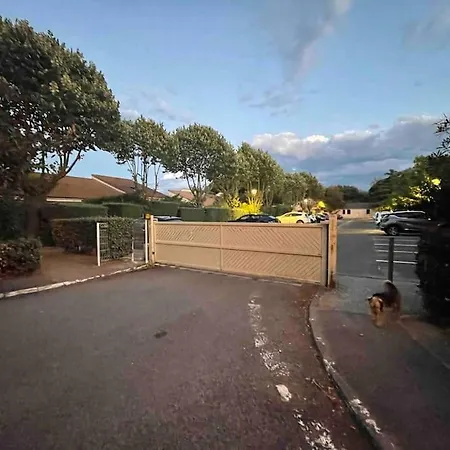 Pavillon Avec Piscine Place De Pkg Privee Holiday home *